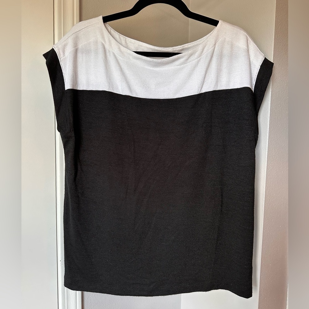 Good condition Gap women’s black and white color block shirt short sleeved